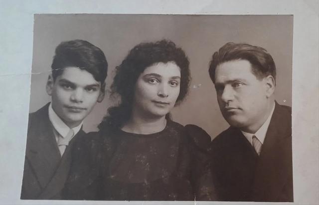 С родителями перед войной