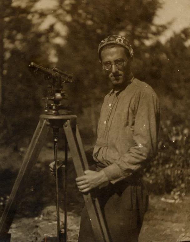 Моисей Борисович Вязьменский на изысканиях. 1930-е годы