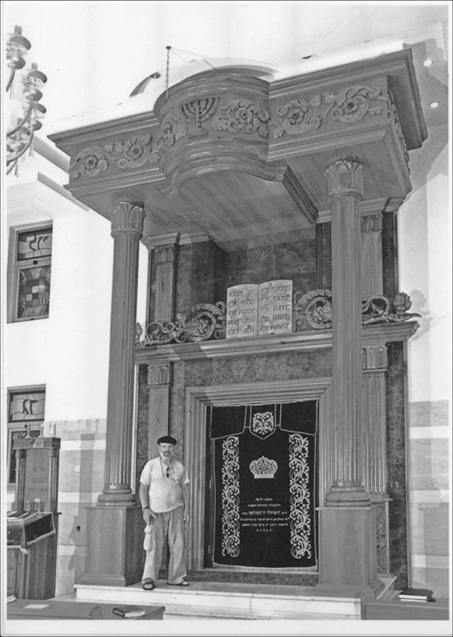 Аарон кодеш работы Якова Блюмина  в синагоге в Бейтар-Илит